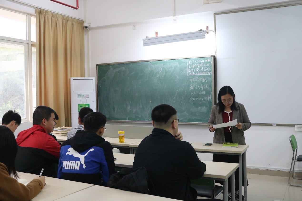 化学化工学院召开2018级重修学生会议