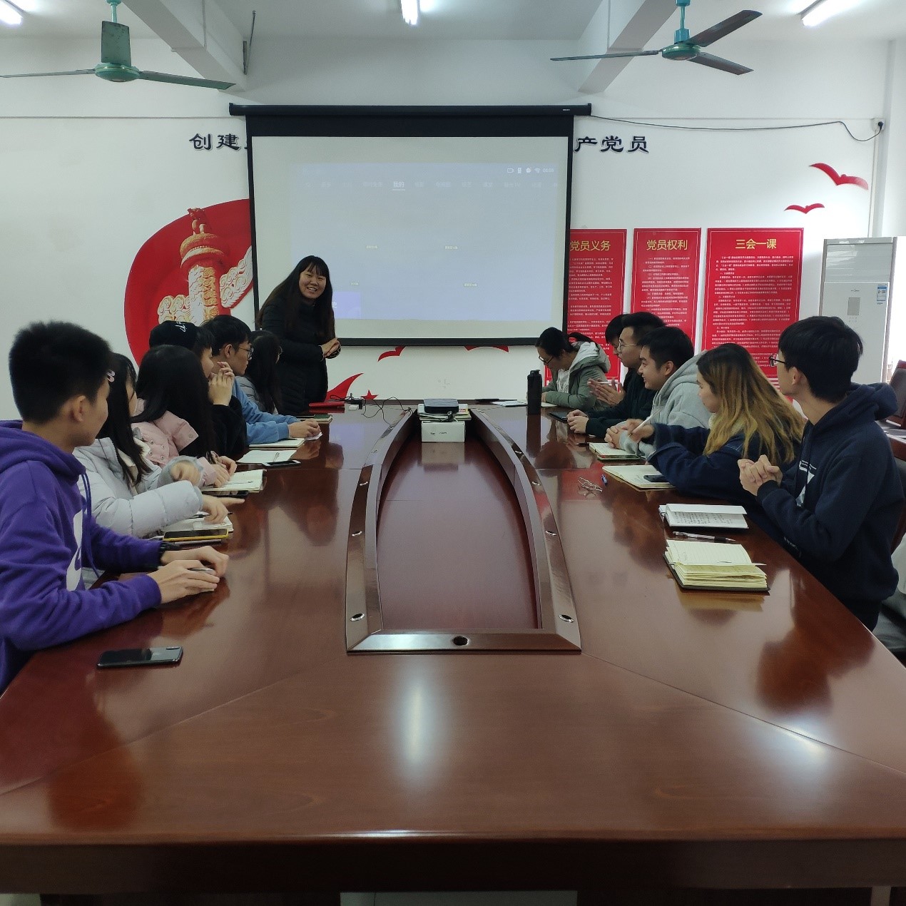 化学化工学院召开三大机构期末总结会议