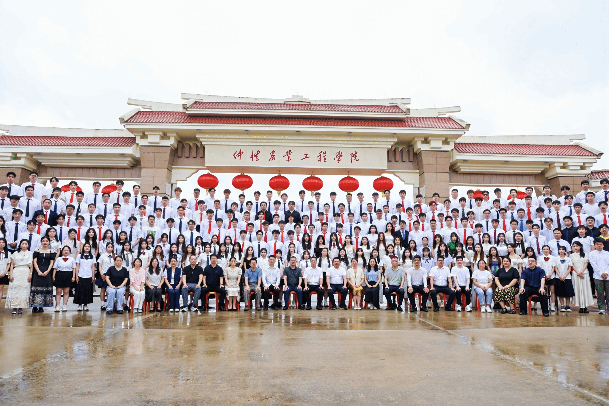 青春化新篇，工筑强国梦 ——化学化工学院开展2025届本科毕业生合影活动